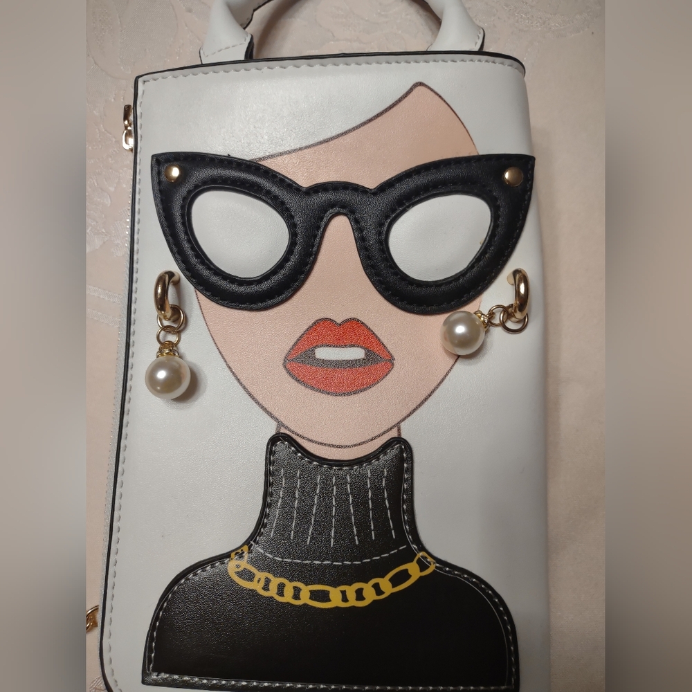 Crossbody white - lady with sunglasses
